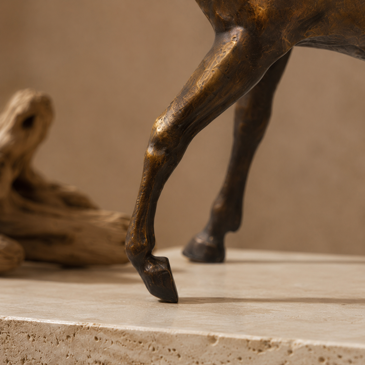 Sculpture en bronze patiné, cheval au trot, crinière au vent, vue 5