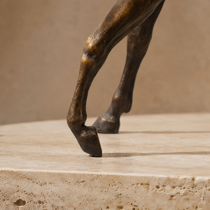 Sculpture en bronze patiné, cheval au trot, crinière au vent, vue 7