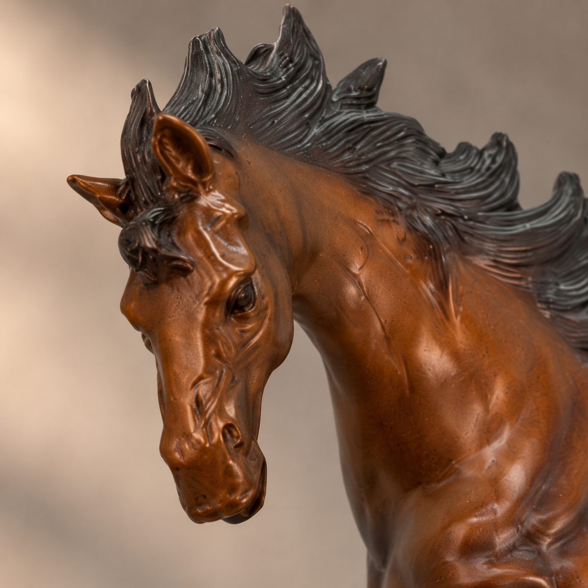 Sculpture en bronze patiné, cheval cabré sur socle marbre, vue 2