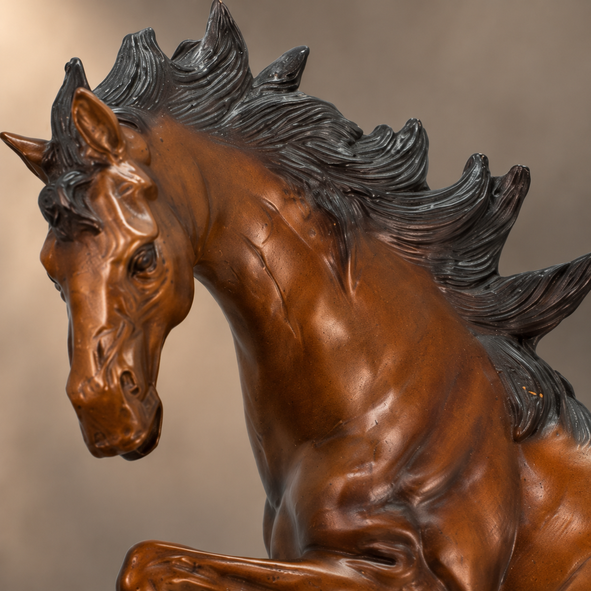 Sculpture en bronze patiné, cheval cabré sur socle marbre, vue 3