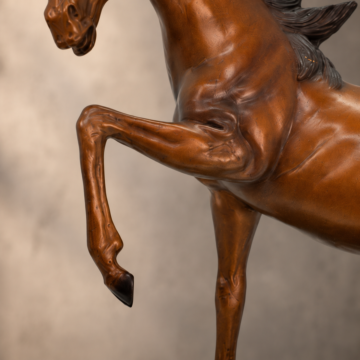 Sculpture en bronze patiné, cheval cabré sur socle marbre, vue 4