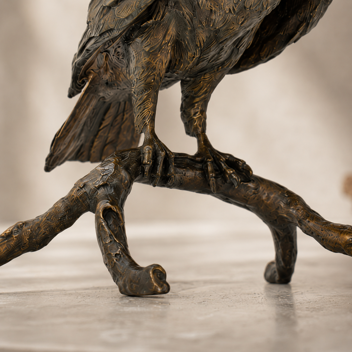Sculpture en bronze patiné, chouette effraie sur branche, vue 7