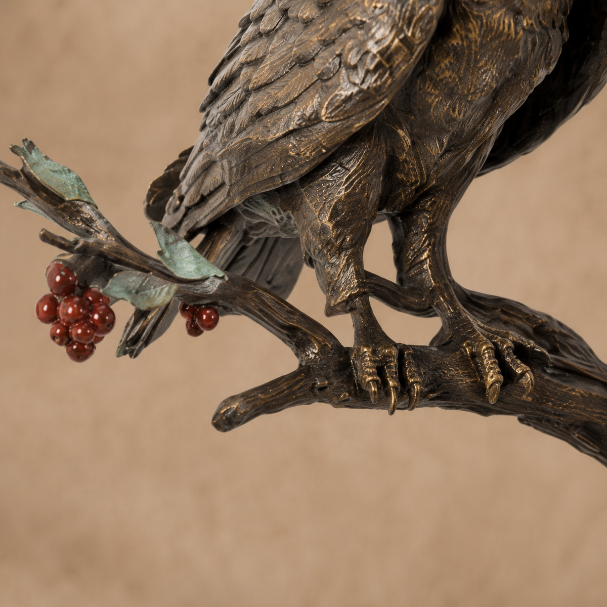 Sculpture en bronze patiné, chouette sur branche et souris, vue 3