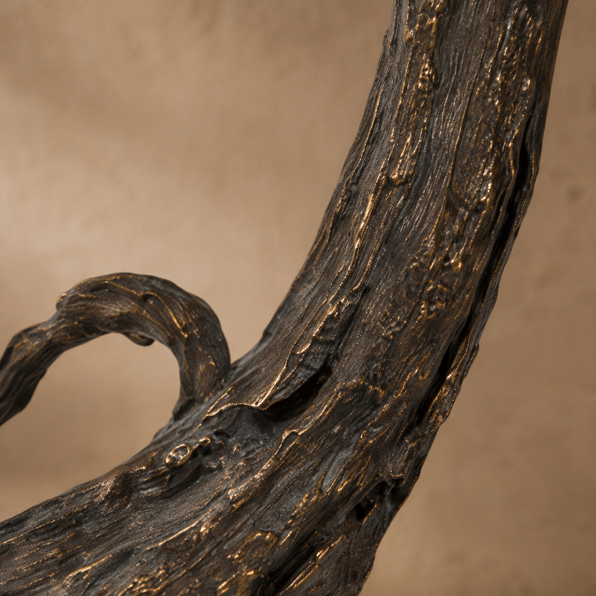 Sculpture en bronze patiné, chouette sur branche et souris, vue 5