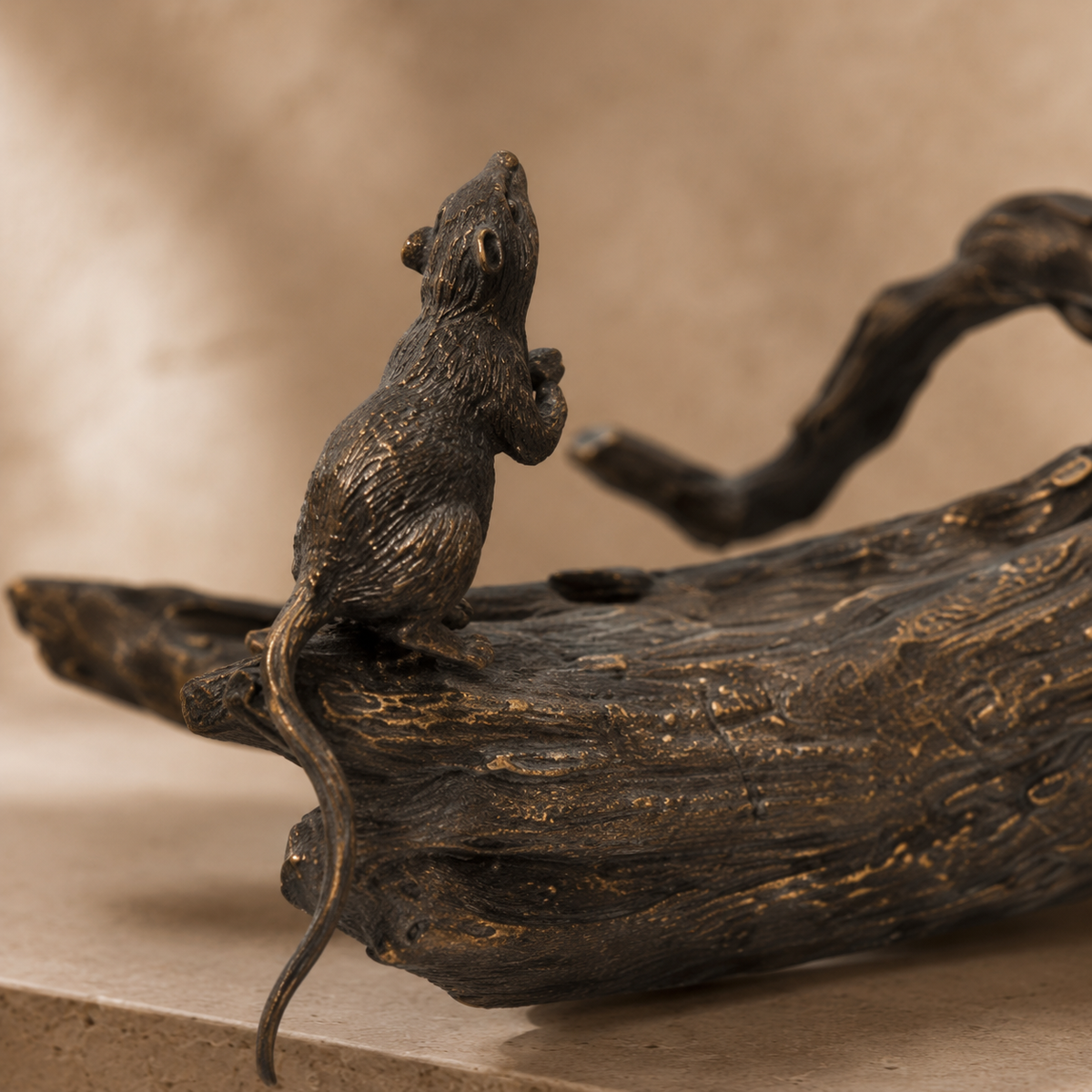 Sculpture en bronze patiné, chouette sur branche et souris, vue 6