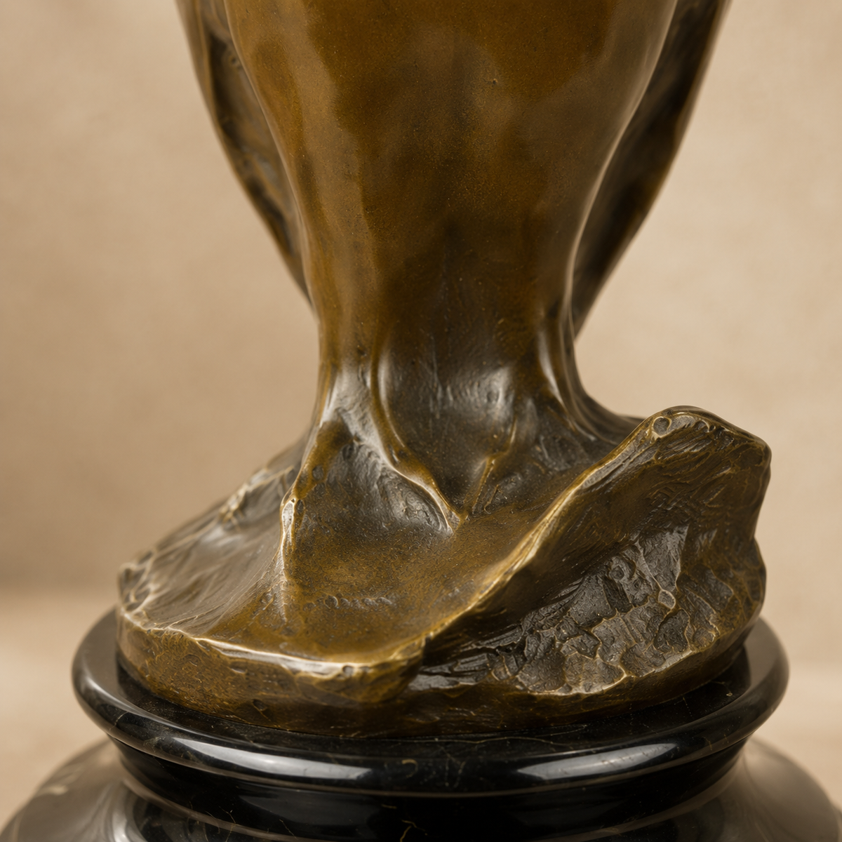 Sculpture en bronze patiné, chouette sur socle marbre noir, vue 6
