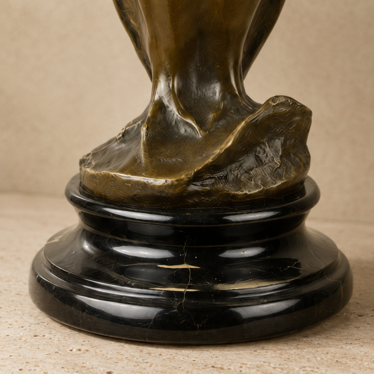 Sculpture en bronze patiné, chouette sur socle marbre noir, vue 7