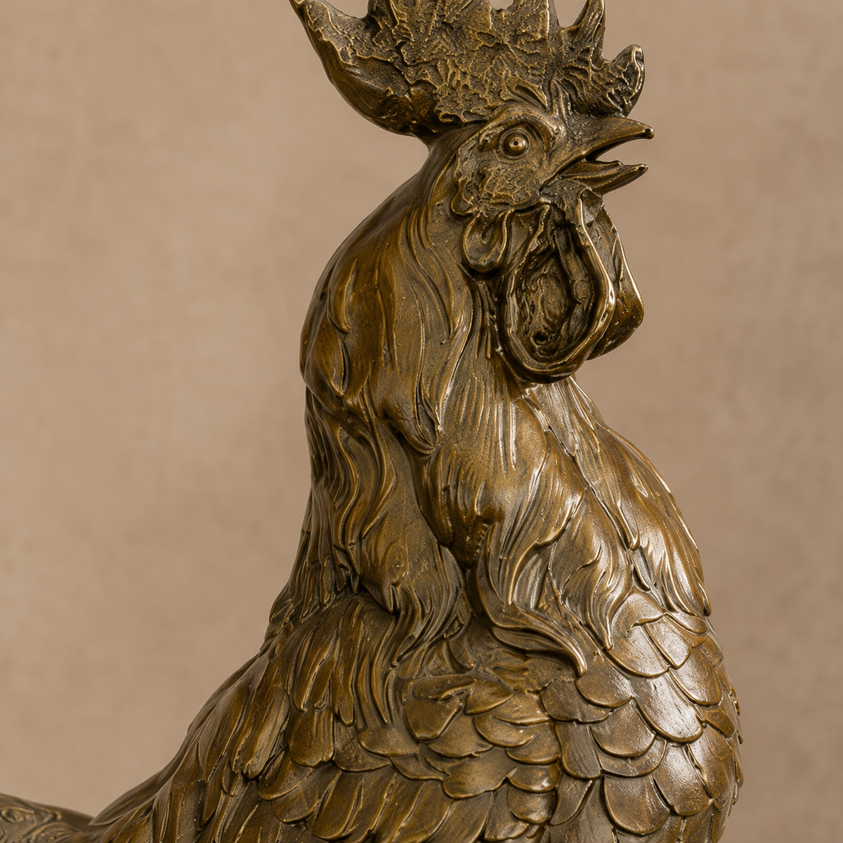 Sculpture en bronze patiné coq chantant sur socle marbre, vue 3