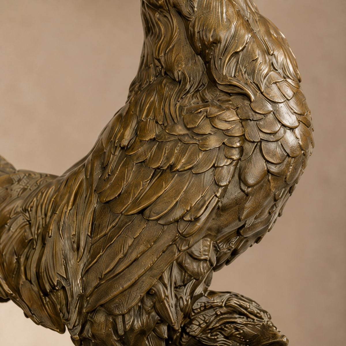 Sculpture en bronze patiné coq chantant sur socle marbre, vue 4