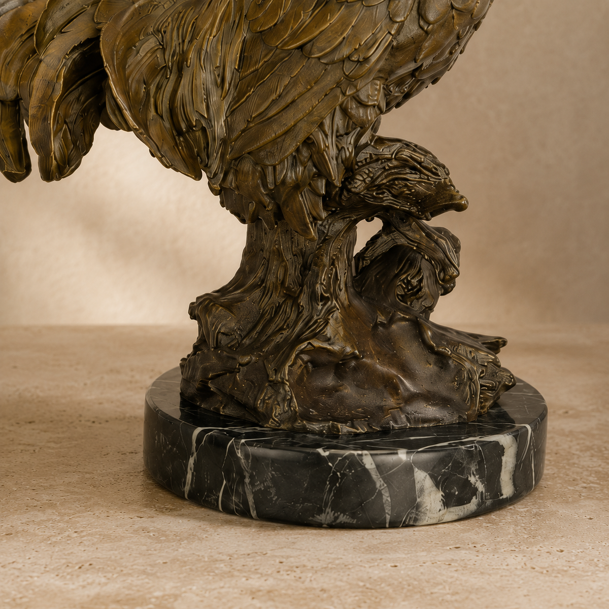 Sculpture en bronze patiné coq chantant sur socle marbre, vue 6