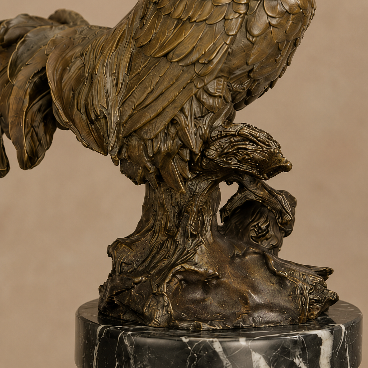 Sculpture en bronze patiné coq chantant sur socle marbre, vue 7