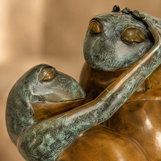 Sculpture en bronze patiné, couple de grenouilles dansant, vue 2