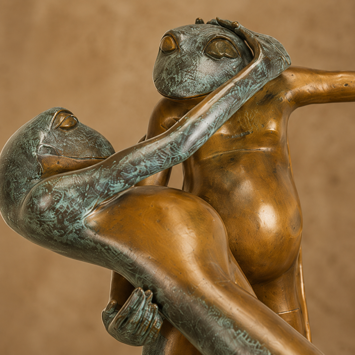 Sculpture en bronze patiné, couple de grenouilles dansant, vue 3