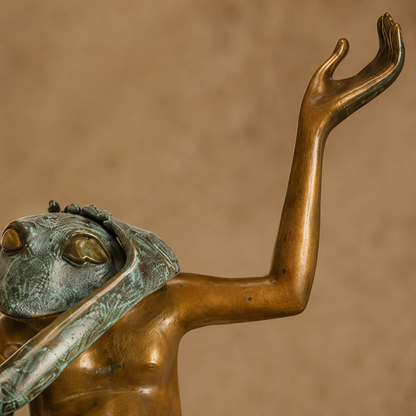 Sculpture en bronze patiné, couple de grenouilles dansant, vue 4