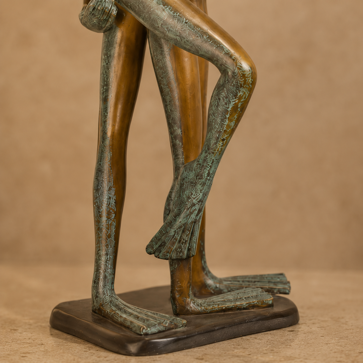 Sculpture en bronze patiné, couple de grenouilles dansant, vue 5