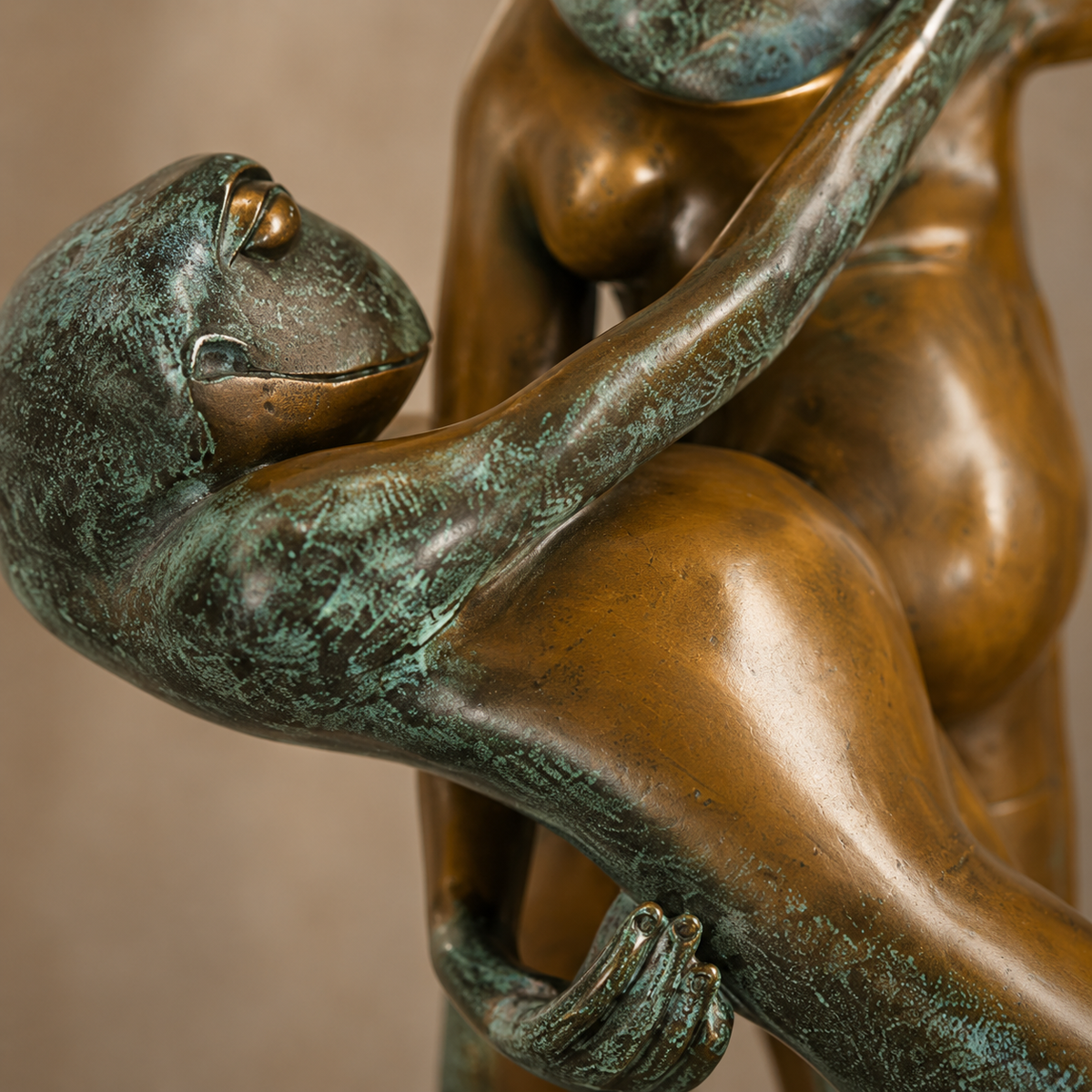 Sculpture en bronze patiné, couple de grenouilles dansant, vue 6