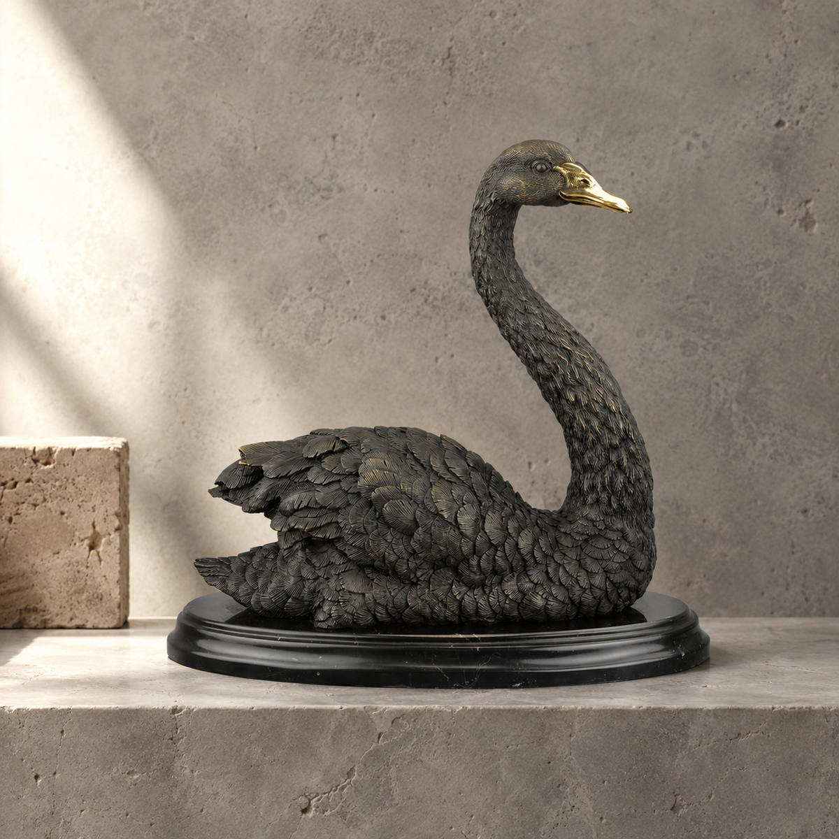 Sculpture en bronze patiné, cygne nageant sur socle marbre