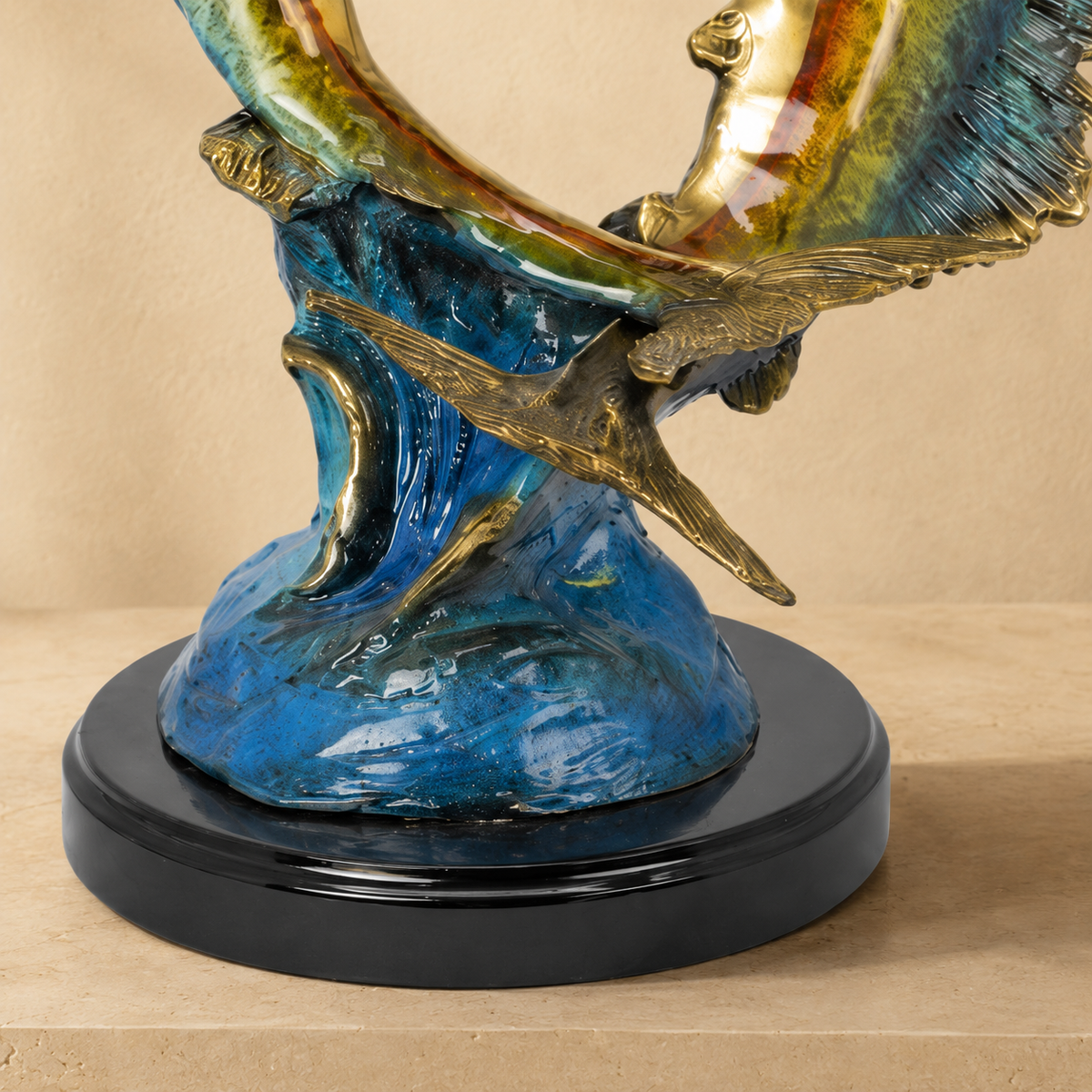 Sculpture en bronze patiné, deux espadons voiliers en mouvement, vue 6