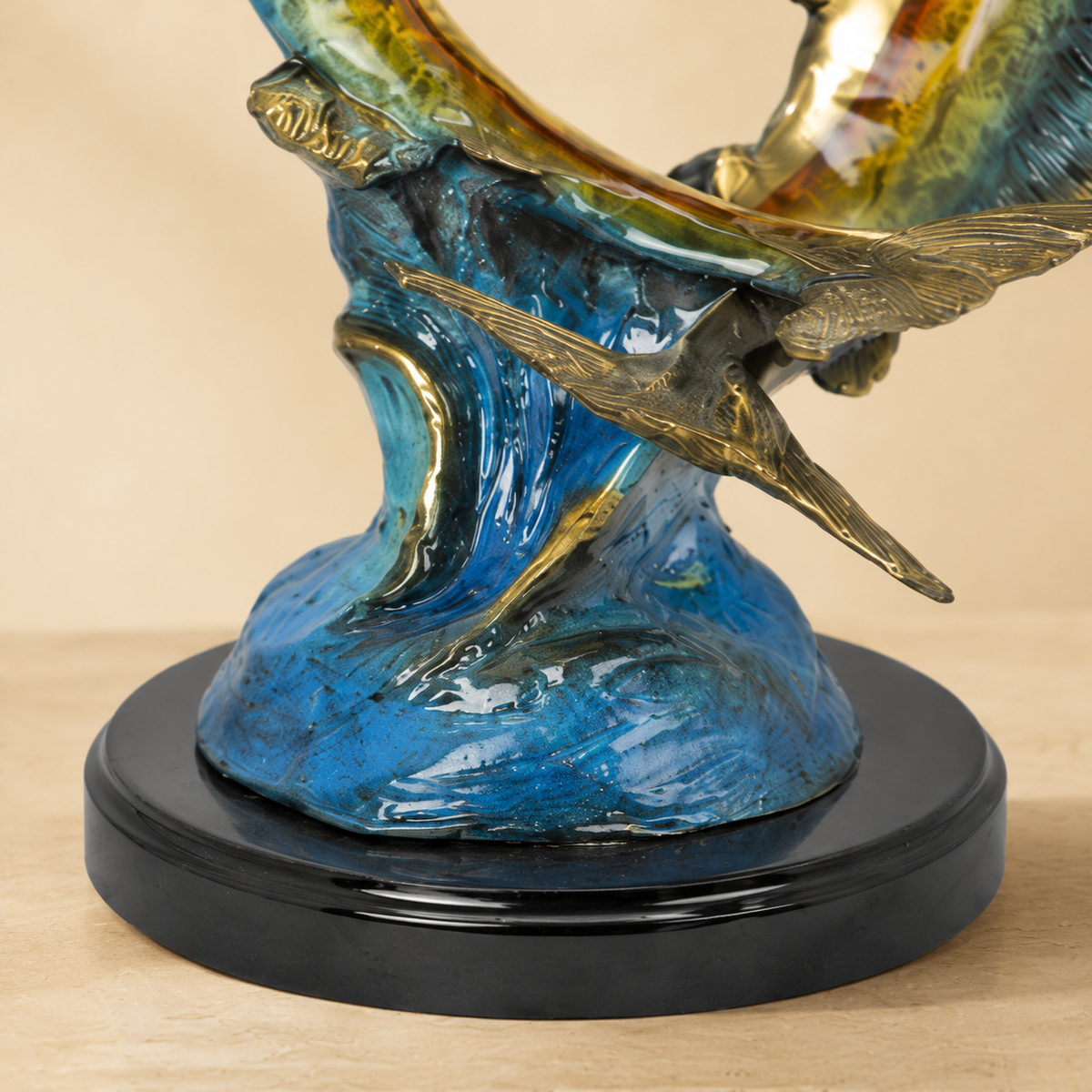 Sculpture en bronze patiné, deux espadons voiliers en mouvement, vue 7
