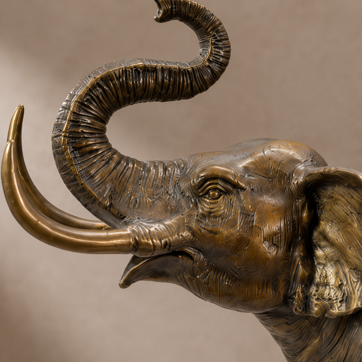 Sculpture en bronze patiné, éléphant trompe levée, vue 2
