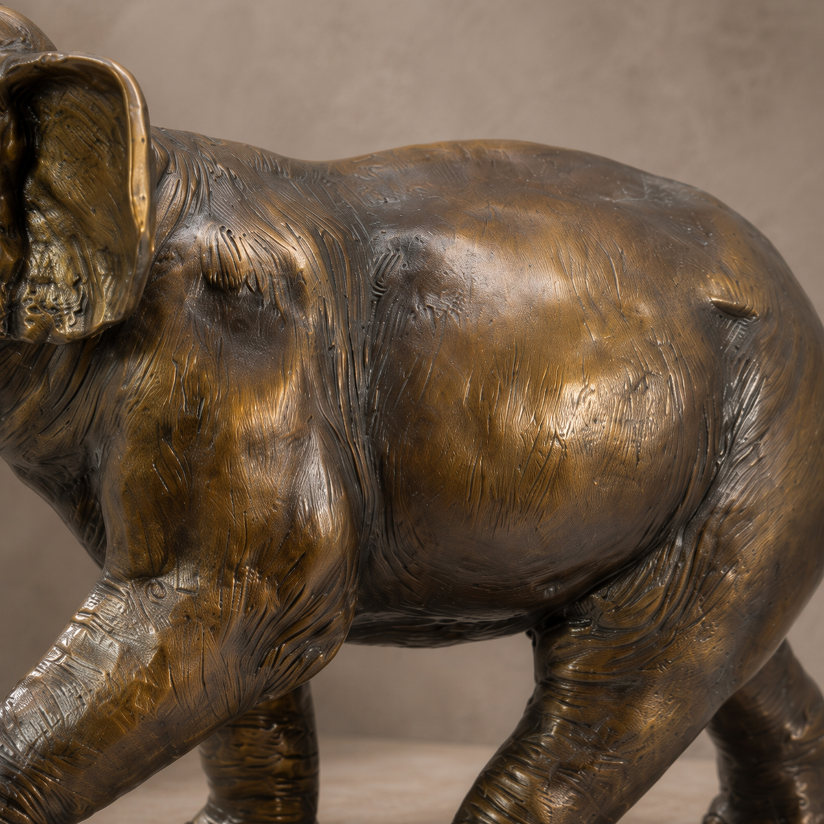 Sculpture en bronze patiné, éléphant trompe levée, vue 3