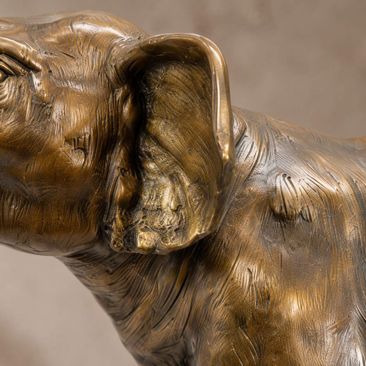 Sculpture en bronze patiné, éléphant trompe levée, vue 4