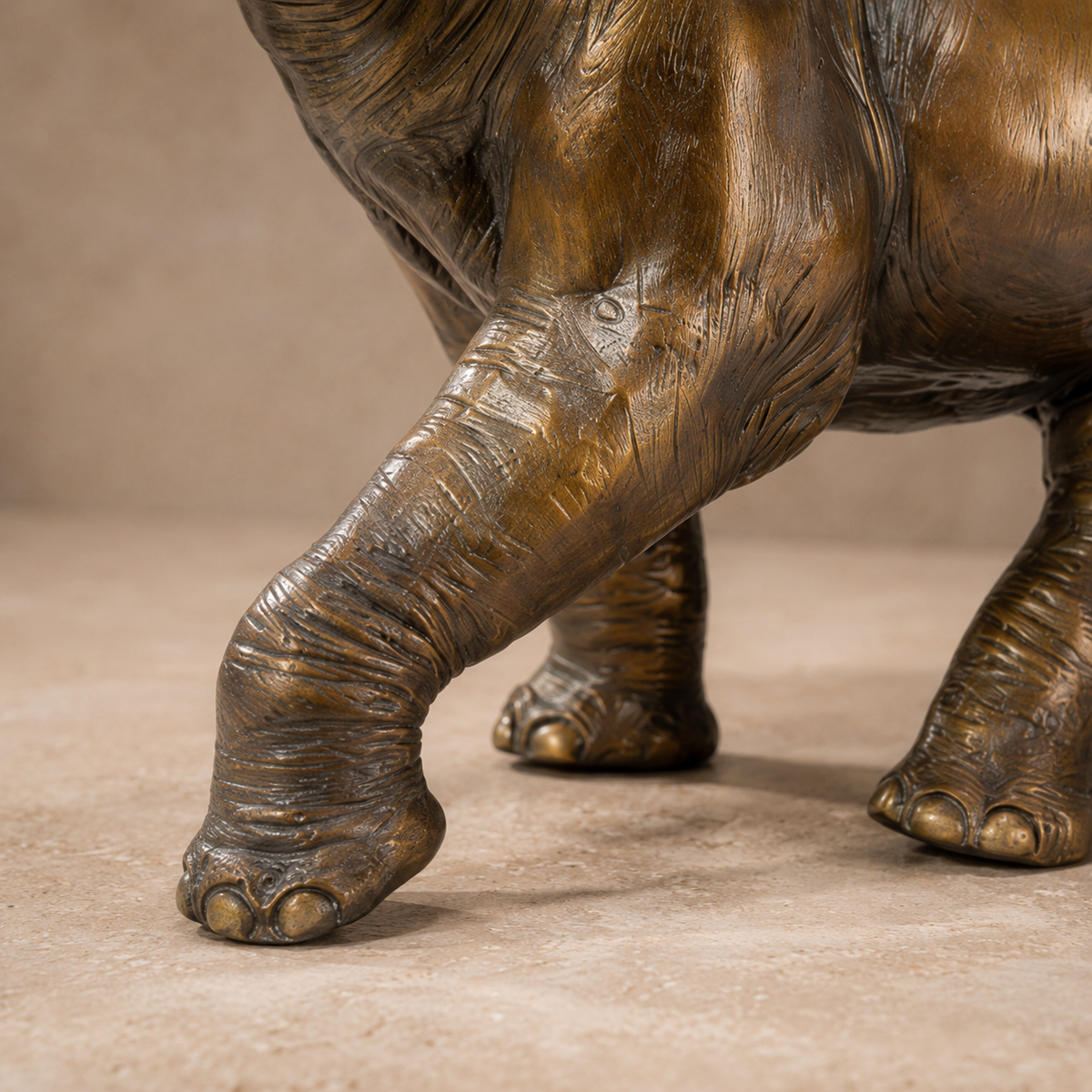 Sculpture en bronze patiné, éléphant trompe levée, vue 5