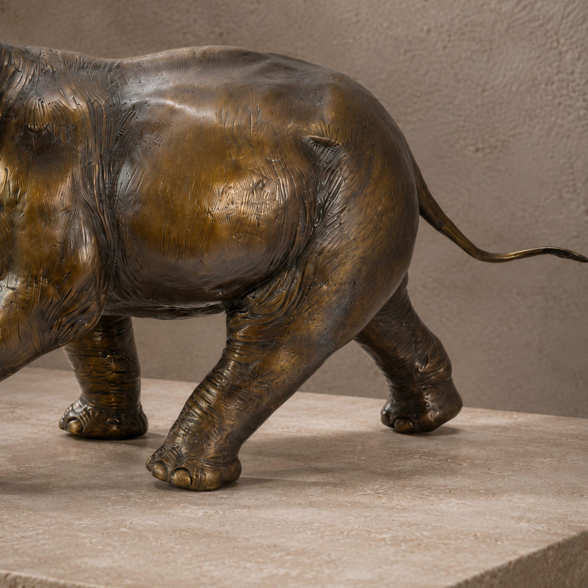 Sculpture en bronze patiné, éléphant trompe levée, vue 6