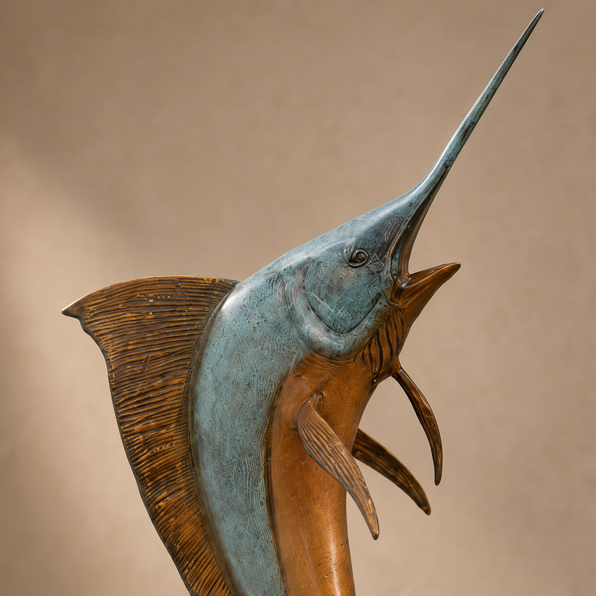 Sculpture en bronze patiné, espadon jaillissant des flots, vue 3