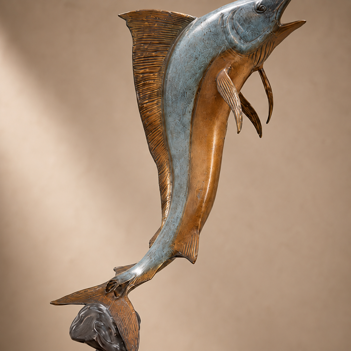 Sculpture en bronze patiné, espadon jaillissant des flots, vue 4