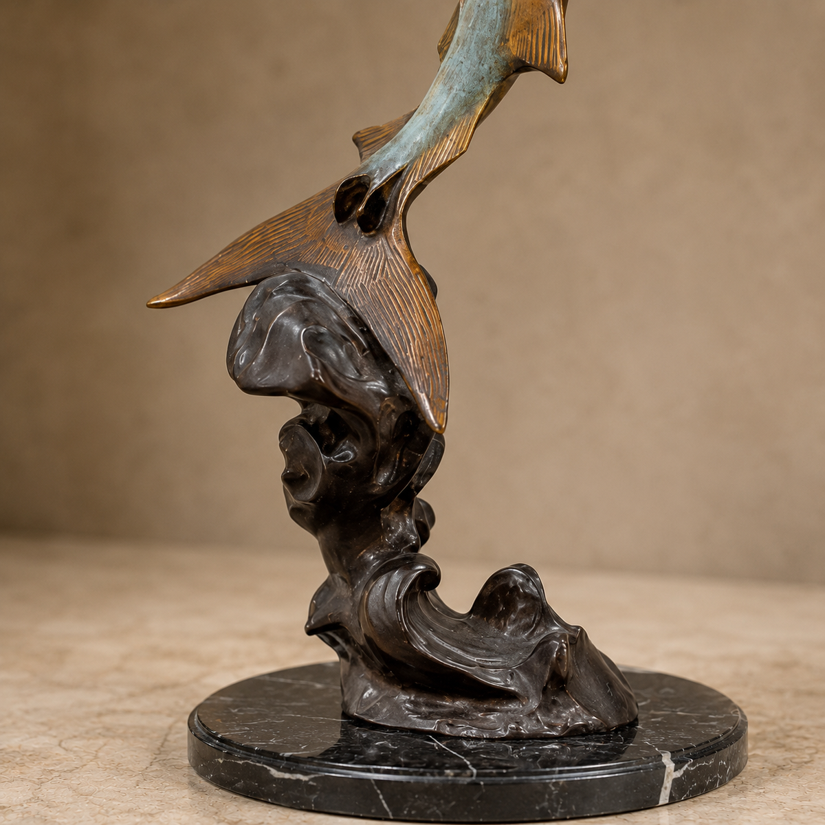 Sculpture en bronze patiné, espadon jaillissant des flots, vue 6