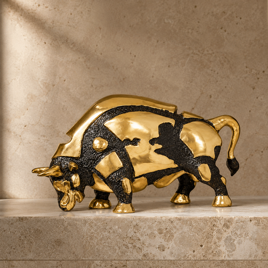 Sculpture en bronze patiné et doré représentant un taureau