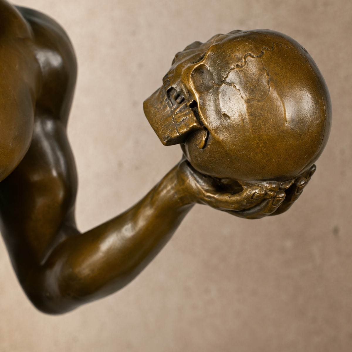 Sculpture en bronze patiné, faune assis tenant un crâne, vue 4