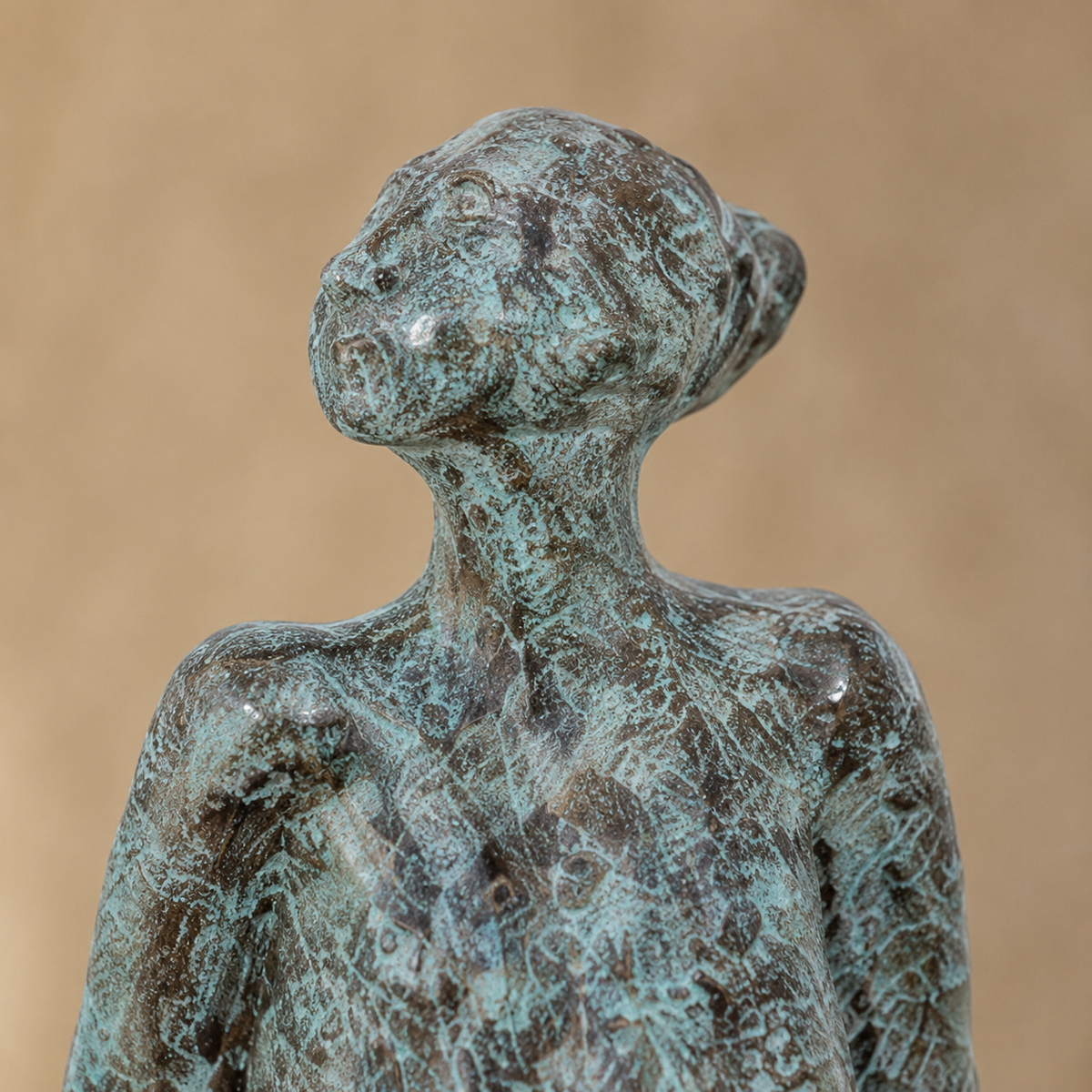 Sculpture en bronze patiné femme debout style moderniste, vue 2