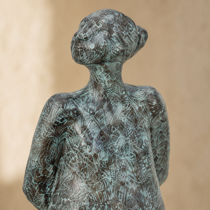 Sculpture en bronze patiné femme debout style moderniste, vue 3