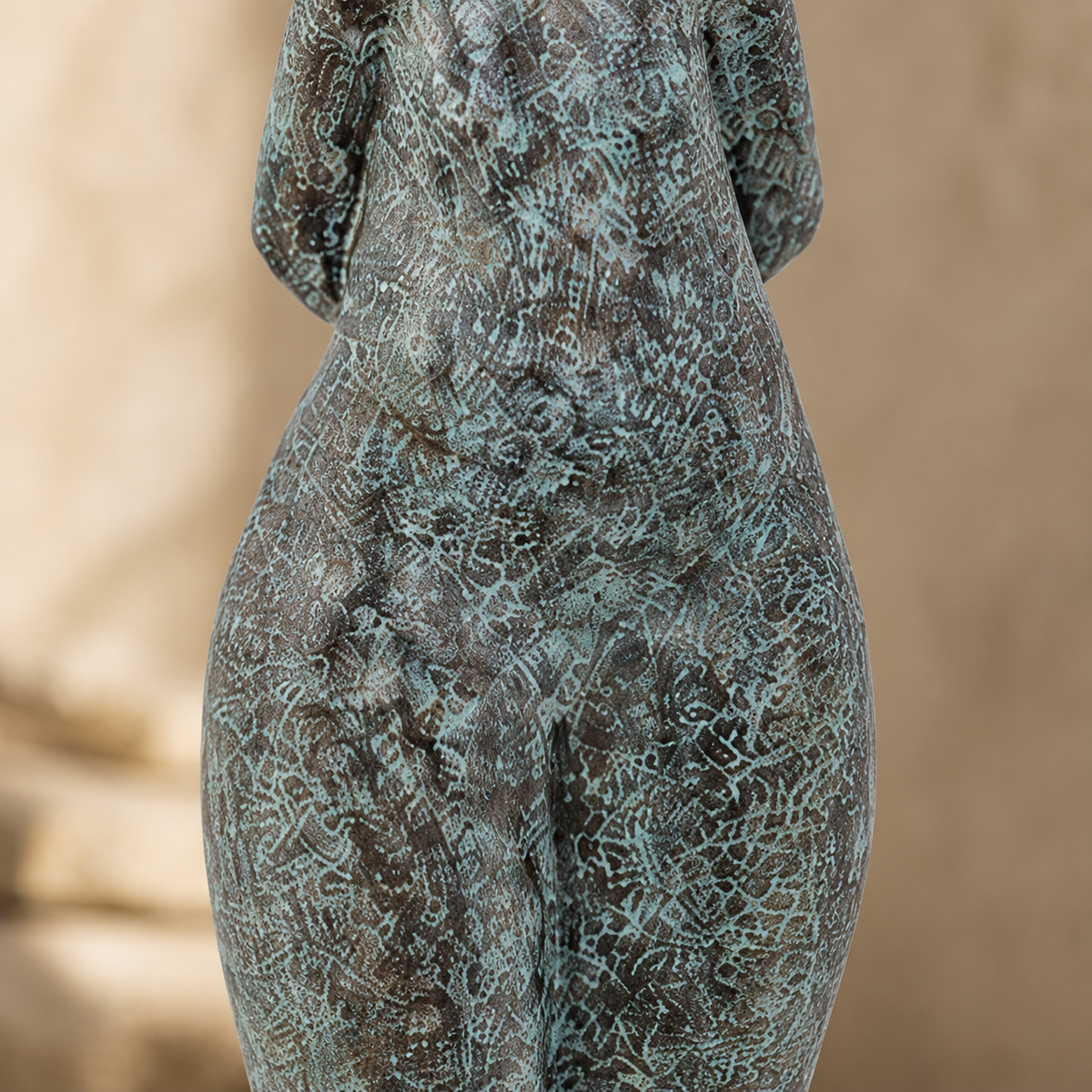 Sculpture en bronze patiné femme debout style moderniste, vue 4