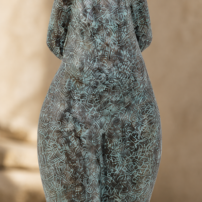 Sculpture en bronze patiné femme debout style moderniste, vue 4