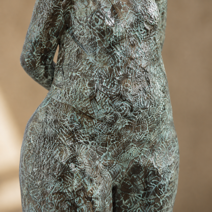 Sculpture en bronze patiné femme debout style moderniste, vue 5