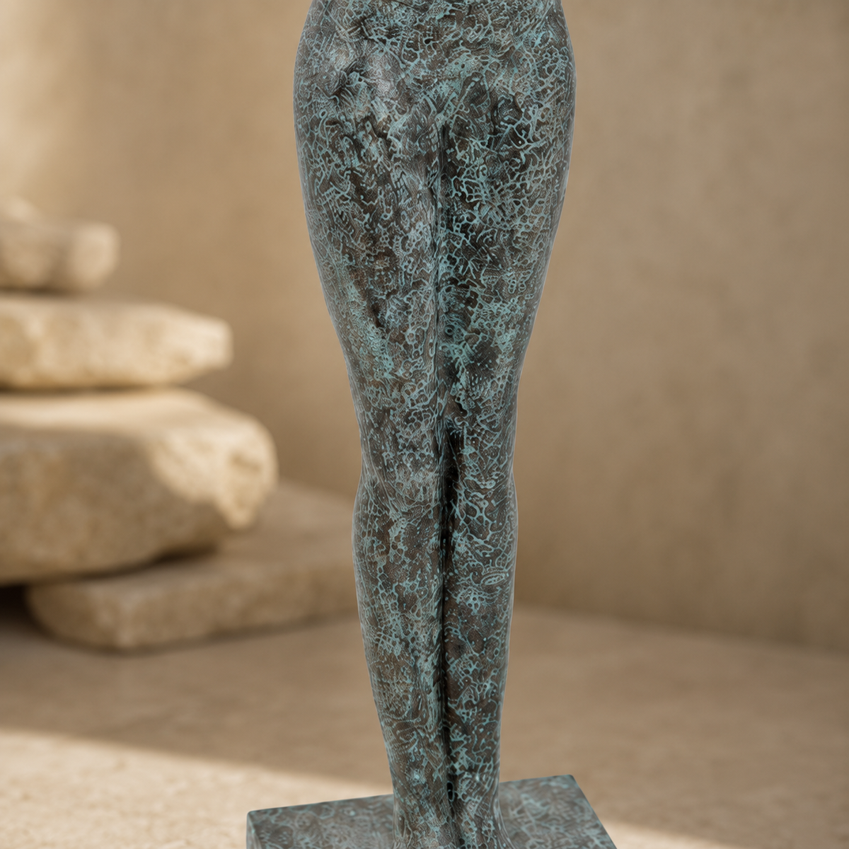 Sculpture en bronze patiné femme debout style moderniste, vue 6