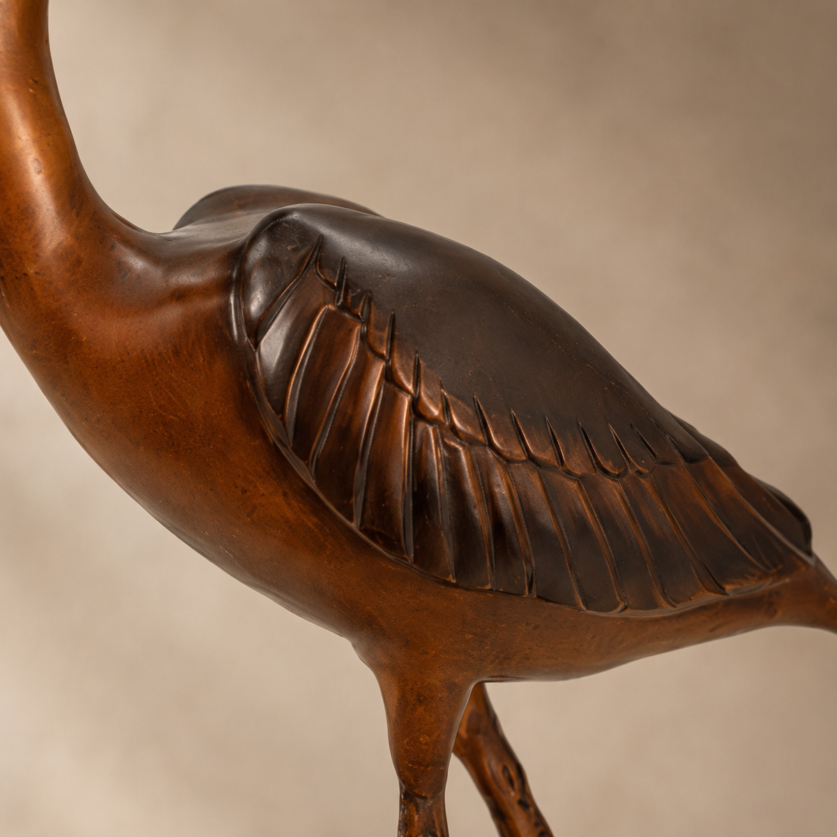 Sculpture en bronze patiné figurant un flamant rose, vue 4