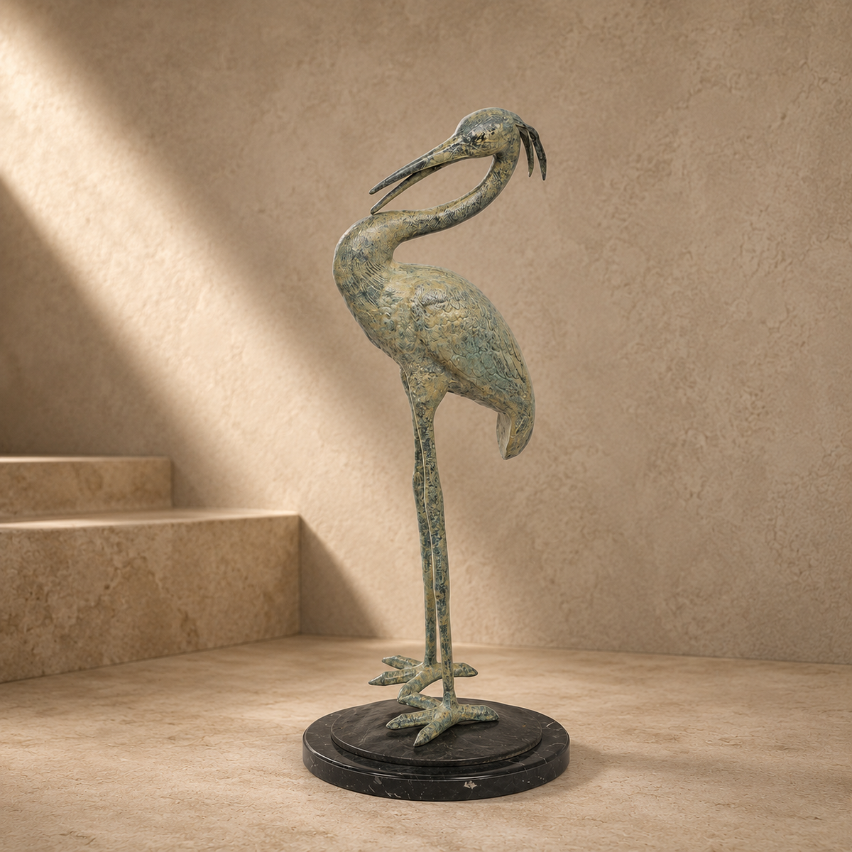 Sculpture en bronze patiné figurant un héron en toilettage