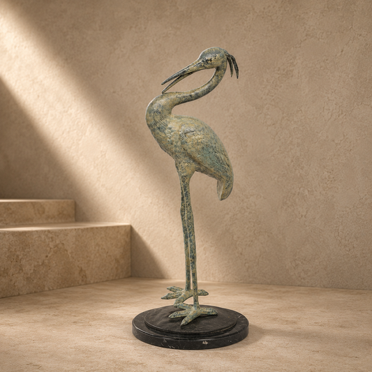 Sculpture en bronze patiné figurant un héron en toilettage