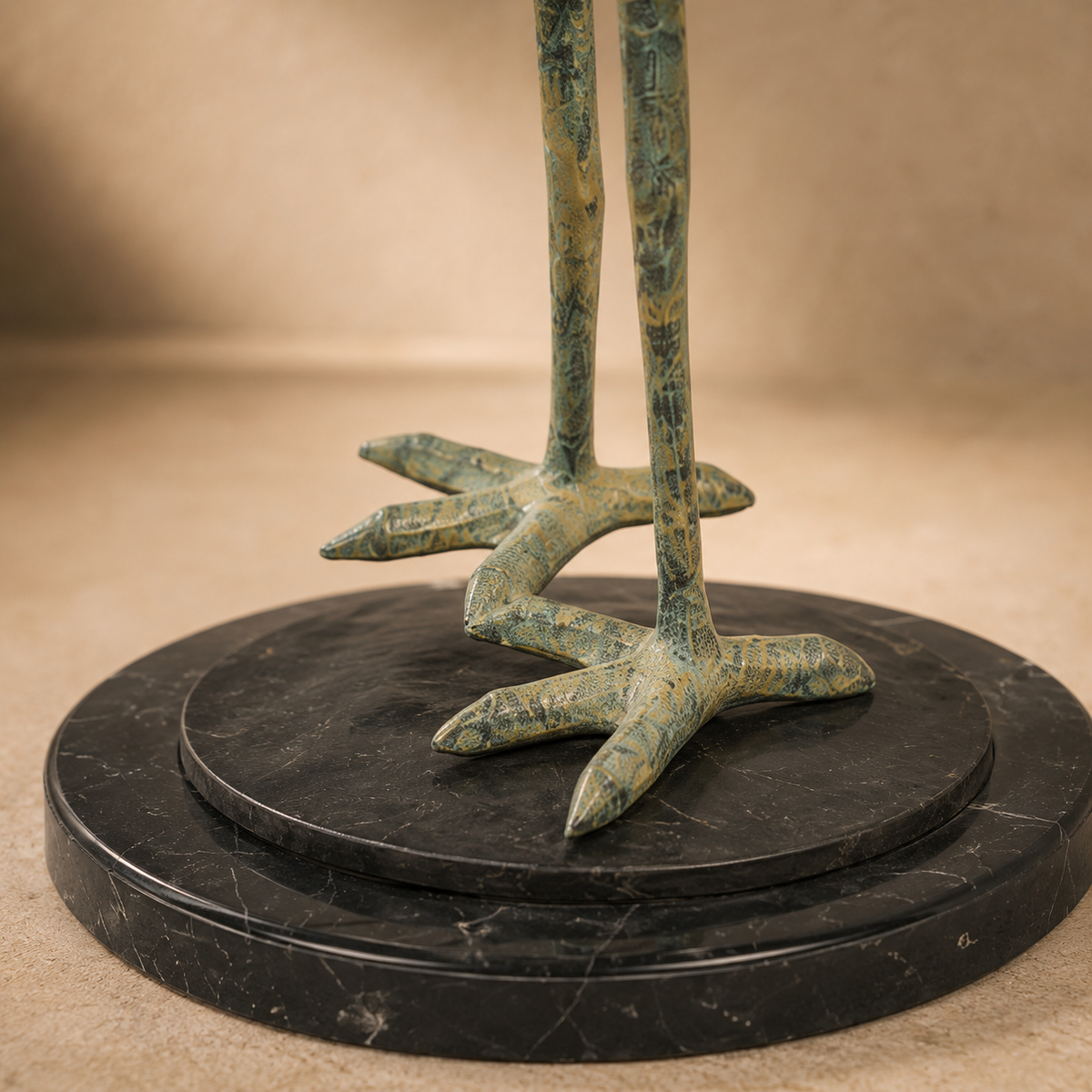 Sculpture en bronze patiné figurant un héron en toilettage, vue 6