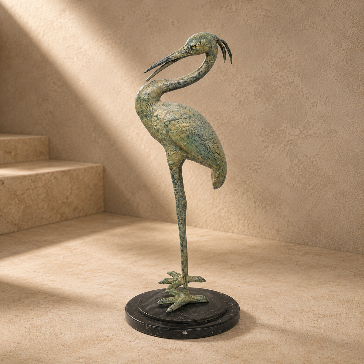 Sculpture en bronze patiné figurant un héron en toilettage, vue 7