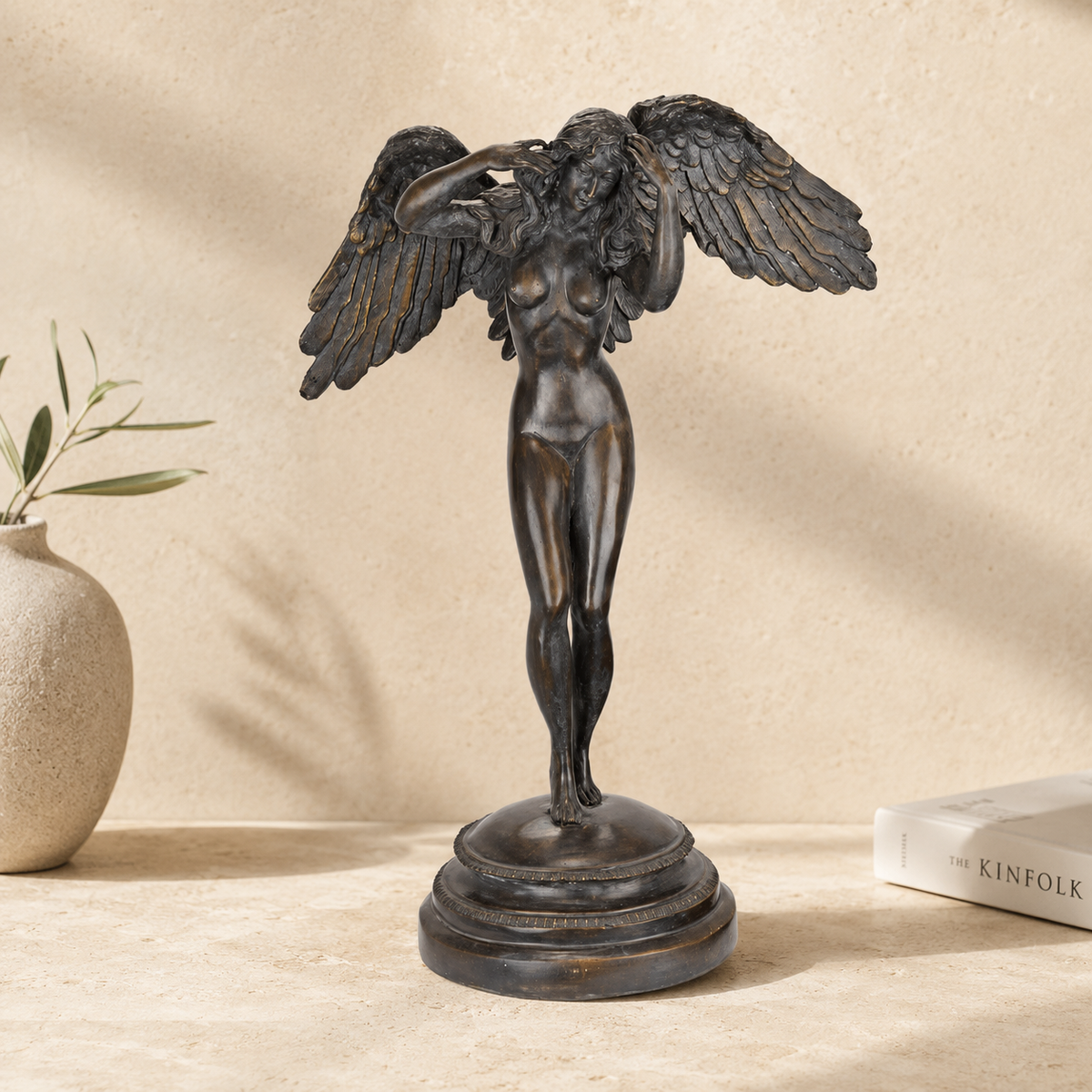 Sculpture en bronze patiné, figure féminine ailée