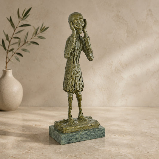 Sculpture en bronze patiné, fillette au cri d'effroi