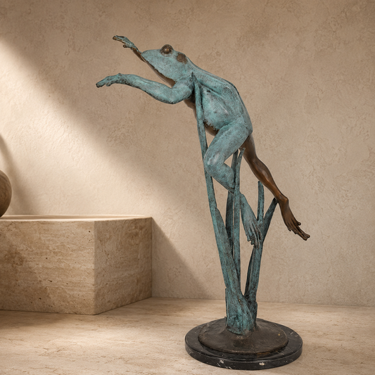 Sculpture en bronze patiné grenouille sur roseaux