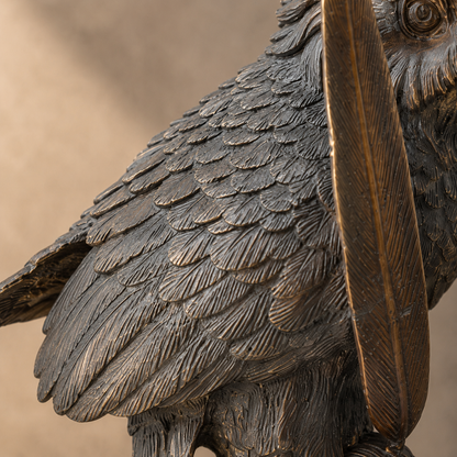 Sculpture en bronze patiné, hibou à la plume sur livres, vue 5