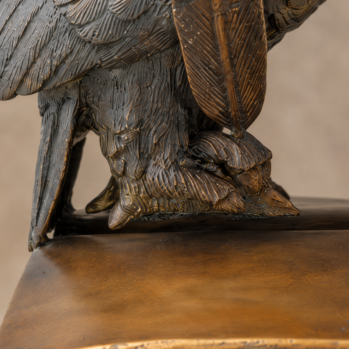 Sculpture en bronze patiné, hibou à la plume sur livres, vue 6