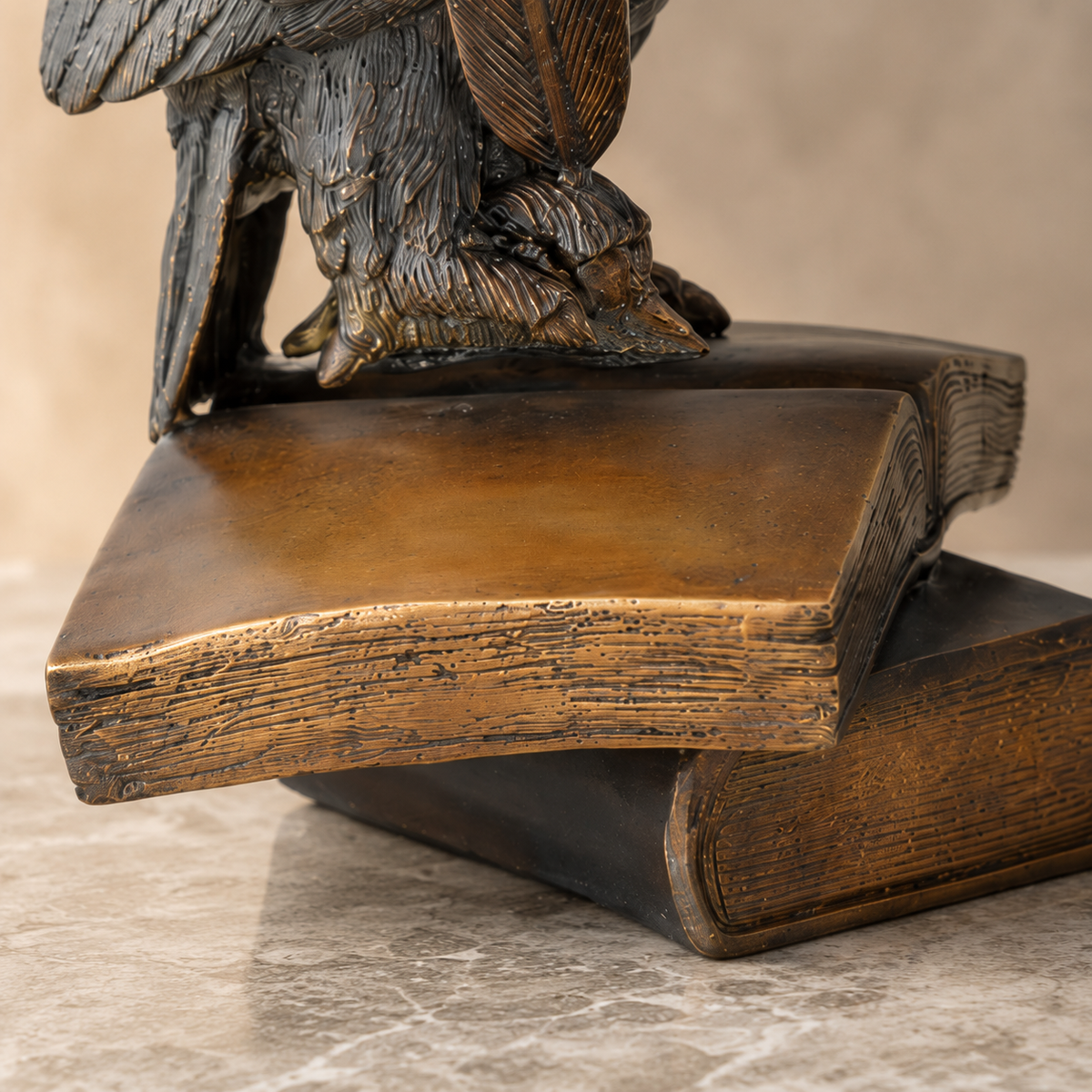 Sculpture en bronze patiné, hibou à la plume sur livres, vue 7